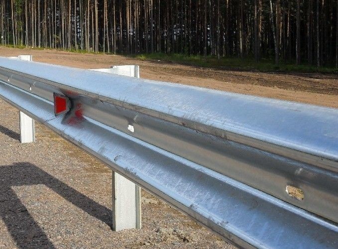 Монтаж барьерного ограждения на трассе в Ленинградской области